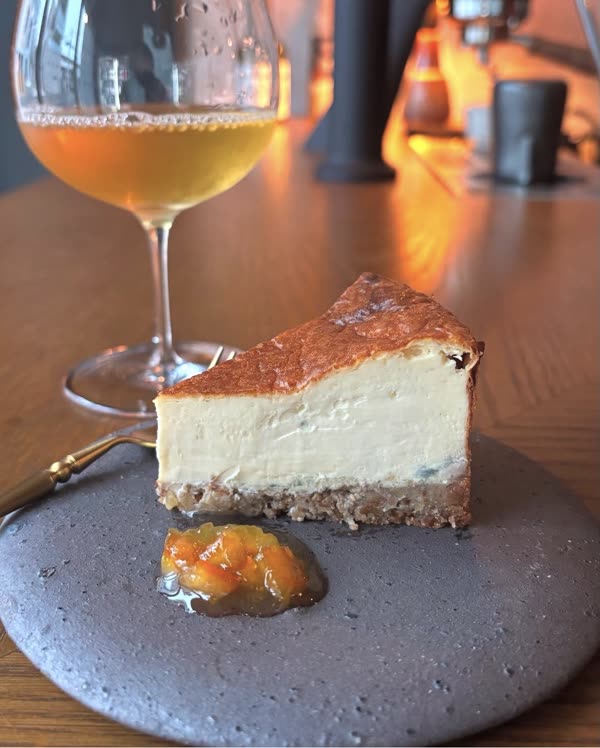 酒呑みのチーズケーキ1切れとジャムとグラス
